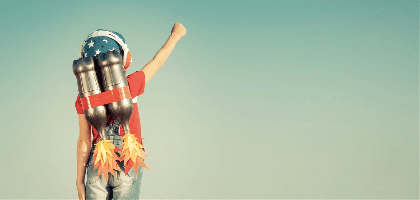 46594455-kid-avec-jet-pack-contre-le-ciel-d-automne-fond-enfant-jouant-à -l-extérieur-succès-leader-et-le-conc